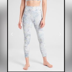 NWOT Athleta Elation Snow Dye 7/8